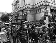 La folla intorno alla Sinagoga dopo la strage del 9 ottobre 1982 La folla intorno alla Sinagoga dopo la strage del 9 ottobre 1982