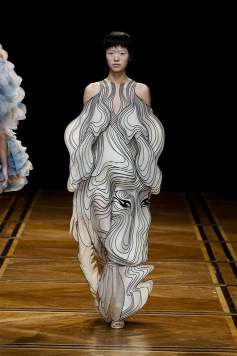 Paris Fashion Week: Iris van Herpen Spring 2019 Couture Paris Fashion Week: Iris van Herpen Spring 2019 Couture