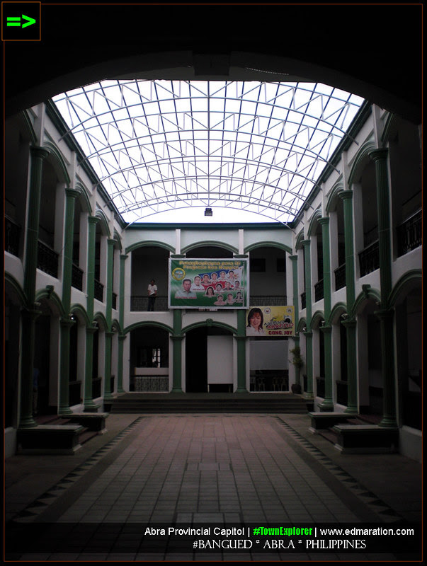 Inside the Provincial Capitol of Abra, I didn't feel any tension... Inside the Abra Provincial Capitol