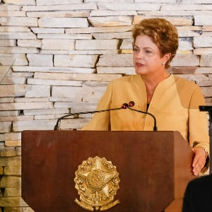 "[Dilma] precisa explicar o que sabia e quando soube", afirma editorial do jornal britânico "Financial Times"