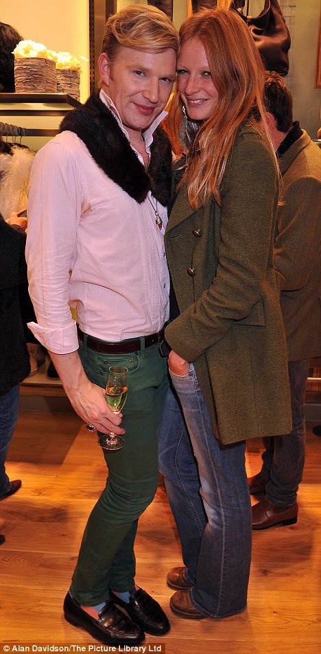 http://i.dailymail.co.uk/i/pix/2011/11/03/article-2056946-0EA4923200000578-188_468x953.jpg