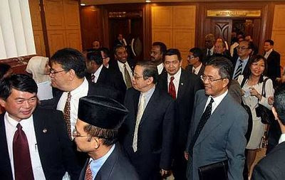 Sidang dewan rakyat ditangguh selama 45 minit, kerana Ketua Pembangkang, Datuk Seri Anwar Ibrahim tidak berpuas hati kerana tidak mendapat penjelasan sewajarnya daripada Menteri Kewangan Najib Razak berhubung dengan pengulungan Bajet 2009 yang dibentangnya semalam.