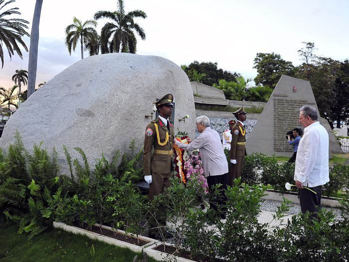  Nguyen Phu Trong depositó una hermosa ofrenda floral dedicada al líder la Revolución Cubana. Foto: Estudios Revolución 