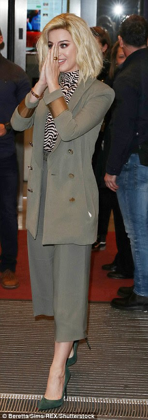 Simplesmente elegante: A beleza recém-loira sutilmente ostentou seu quadro magro nos culottes de seda e blazer de linha longa - que caracterizou ombros afiados e botões de ouro de inspiração militar
