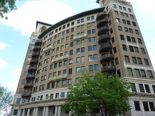 P1050835-2012-03-17-Ponce-de-Leon-Apartments-roof-Circa-Phoenix-Flies-Atlanta-Preservation-Center-NW-Facade