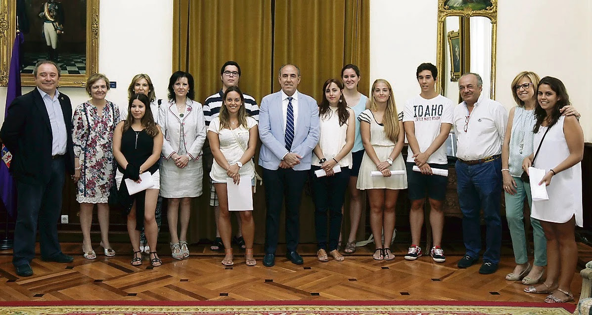 Los estudiantes de Enfermería becados, junto a representantes de la Diputación.