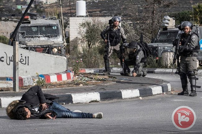 Il 18 enne Muhammad Amin Aqel al-Adam dopo essere stato colpito ieri dall'esercito israeliano a Ramallah (Foto: Ma'an News)