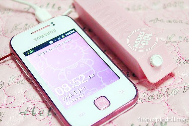 Momax iPower Milk charing a Samsung Galaxy Y Hello Kitty
