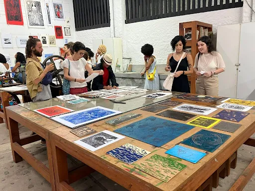 Pessoas em uma oficina de arte