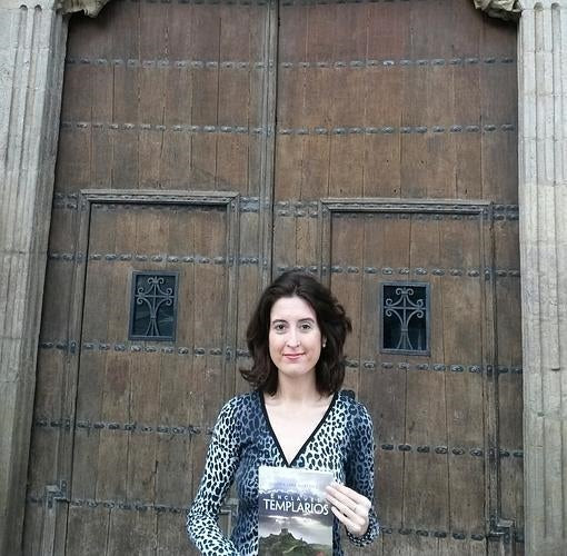 María Lara, autora de «Enclaves templarios», frente a la iglesia de Santa María la Real de Sangüesa -recogida en la obra- (Navarra)