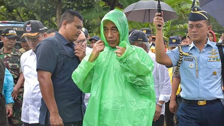 Monyet Pake Jas Hujan Warna Hijau - Kehujanan Saat Tinjau Korban Banjir