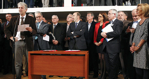 El científico Juan Luis Arsuaga defiende la investigación y el desarrollo de España durante la firma de un acuerdo por la I+D+i. El científico Juan Luis Arsuaga defiende la investigación y el desarrollo de España durante la firma de un acuerdo por la I+D+i.