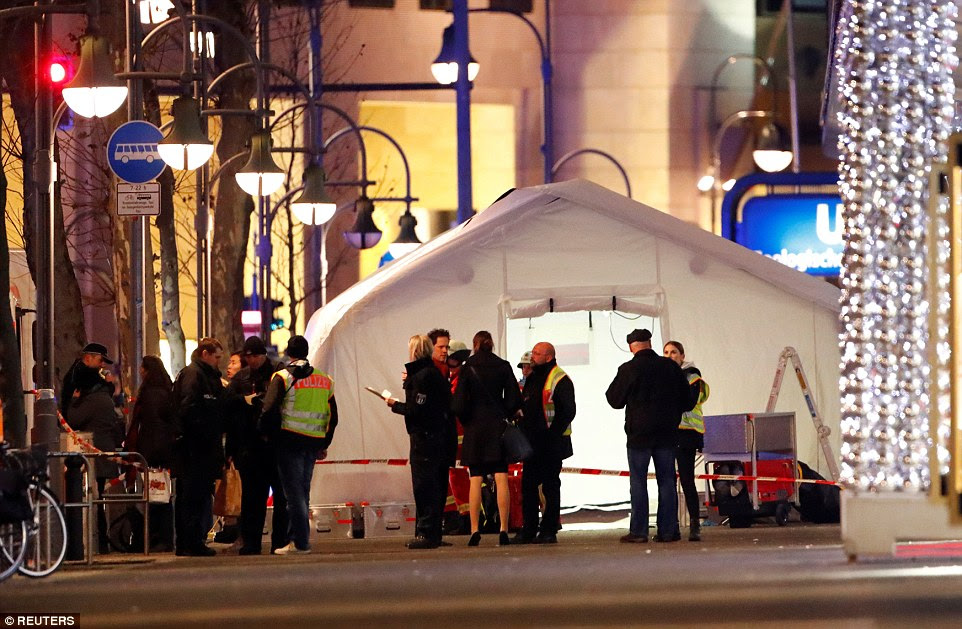 O caminhão correu para o mercado fora do marco Kaiser Wilhelm Memorial Church em torno das 7h na segunda-feira à noite