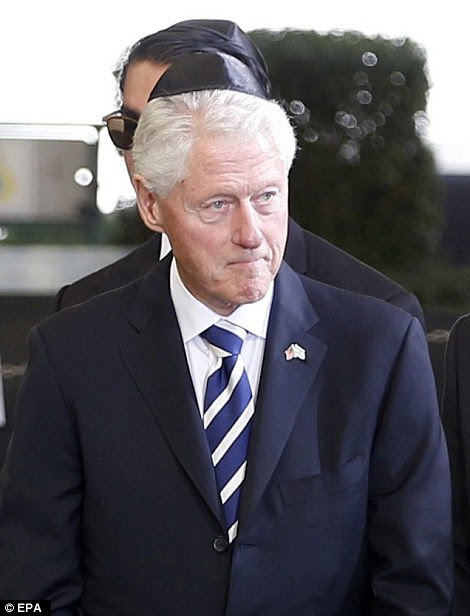 Outgoing presidente dos EUA, Obama também foi acompanhado pelo ex-presidente Bill Clinton no Monte Herzl Cemetery