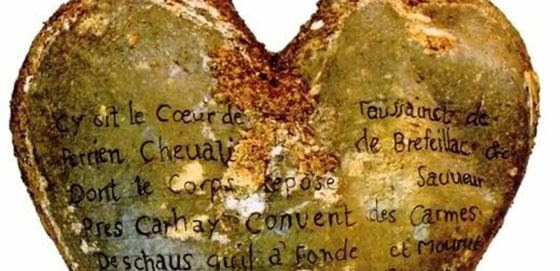 Urna de plomo en forma de corazón con una inscripción en la que se identifica la pertenencia del corazón a Toussaint Perrien, Caballero de Brefeillac.\r\n \r\n Urna de plomo en forma de corazón con una inscripción en la que se identifica la pertenencia del corazón a Toussaint Perrien, Caballero de Brefeillac.\r\n \r\n