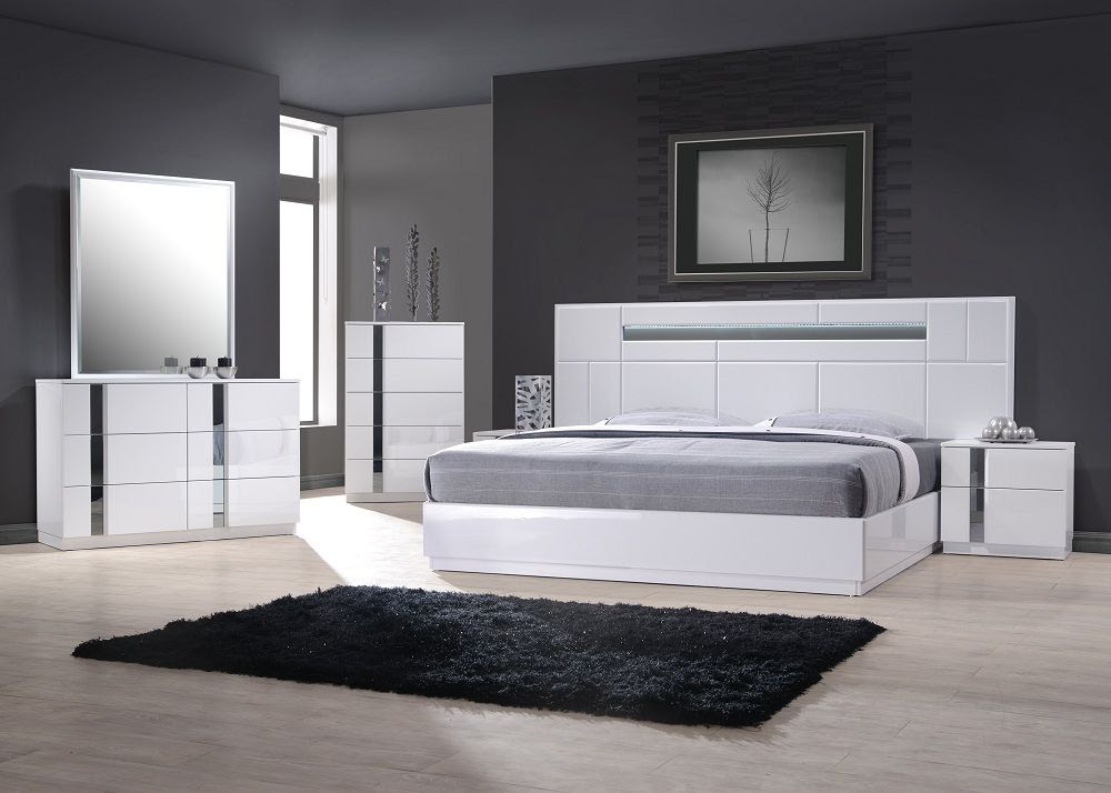 Modern Italian bedroom sets. Stylish luxury master bedroom suits
