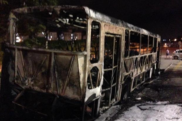 Ônibus do transporte público é incendiado em Florianópolis Osvaldo Sagaz/Agência RBS Ônibus do transporte público é incendiado em Florianópolis Osvaldo Sagaz/Agência RBS