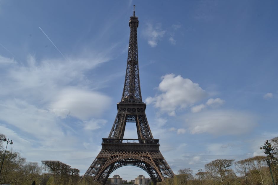 Contoh Descriptive Text Singkat Tentang Menara Eiffel