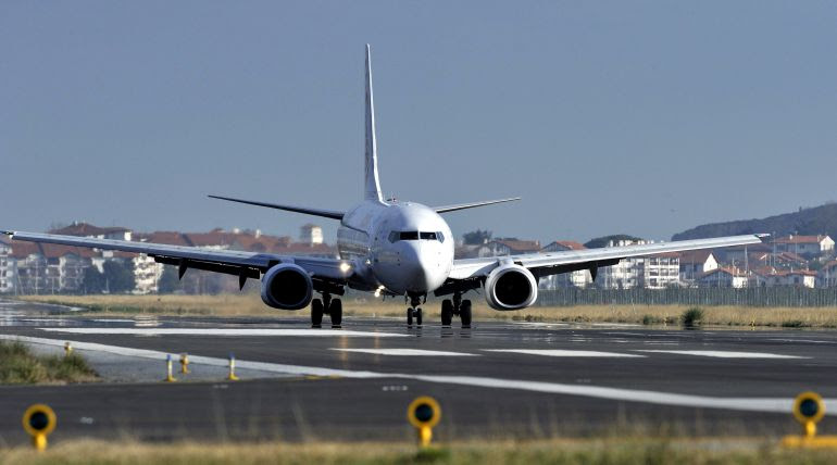 Un avión aterriza en el aeropuerto de San Sebastián en una imagen de archivo.