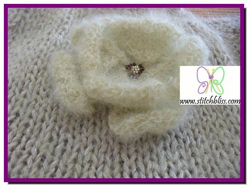 Stitch Bliss: Knitted flower brooch. Free Pattern.
