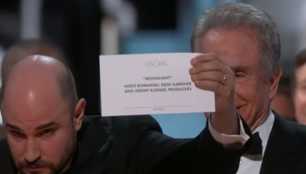 Jordan Horowitz, produtor de "La La Land", arranca o envelope de Warren Beatty e anuncia "Moonlight"