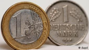 EU Deutschland Finanzkrise Euro-Krise 1 Euro Münze und 1 D-Mark