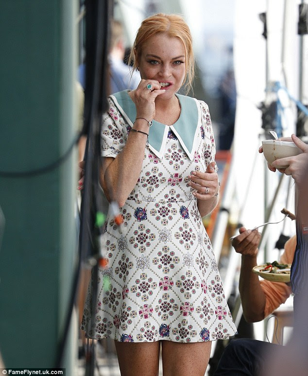 Yum! Na quarta-feira Lindsay Lohan foi fotografada fora restaurante do Jamie Oliver no Pier Southend em Essex enquanto colocava nos frutos de seu trabalho