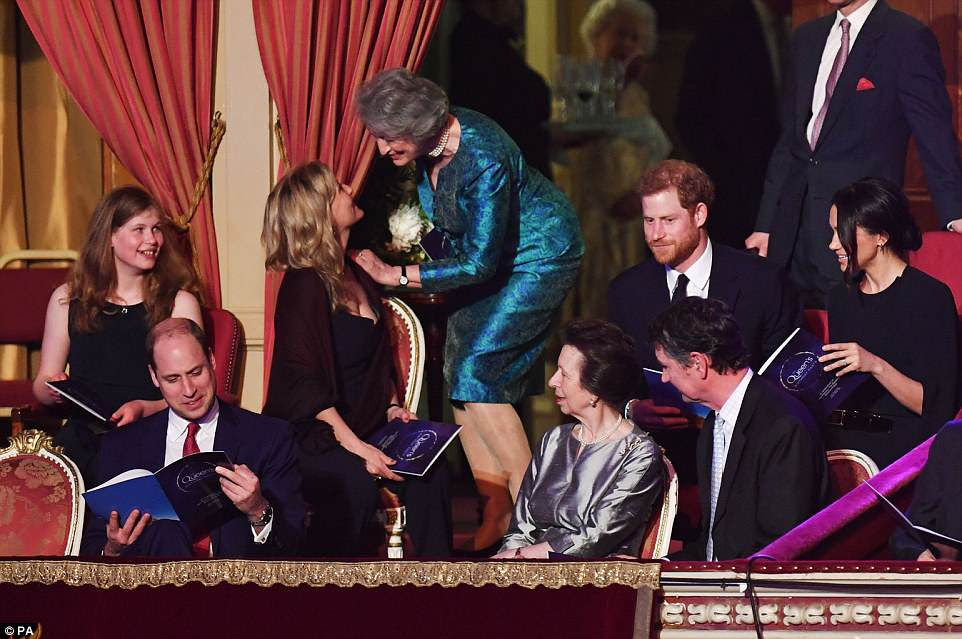 Meghan e Harry ocupam seus lugares ao lado do Duque de Cambridge, Lady Louise Windsor e a Princesa RealÂ