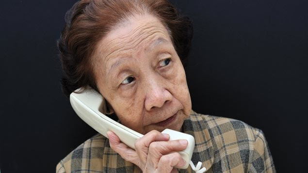 Une femme parle au téléphone