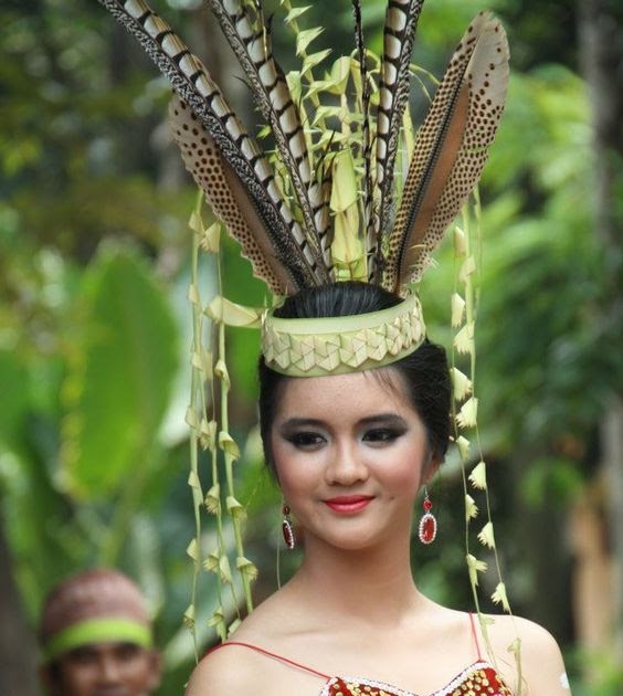 Девушки индонезии. Красивые девушки Индонезии. Индонезийки девушки. Индонезийцы древние женщины. Как выглядят девушки в Индонезии.