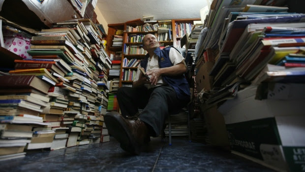 Garbage collector sets up own library in Colombia