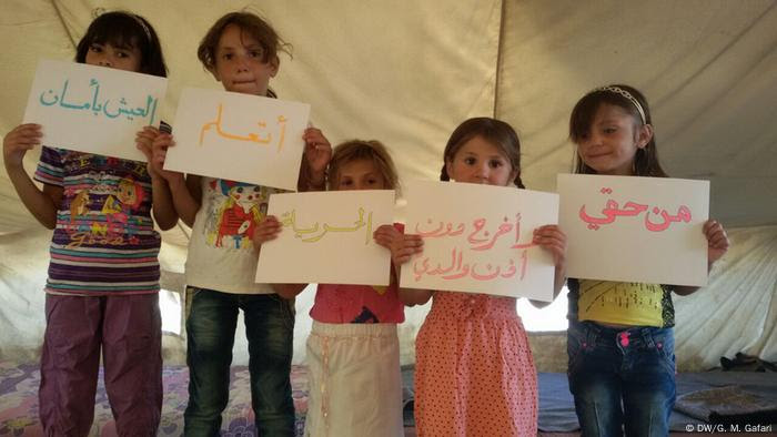 حملة توعية بين الأطفال السوريين في أحد مخيمات اللجوء قرب الحدود التركية. Reportage: Kinderehen - ein Phänomen, das auch in Syrien selbst zugenommen hat (DW/G. M. Gafari)