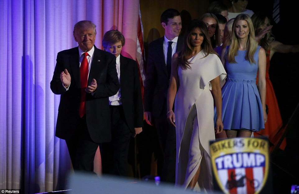 Parafe vitória: Trump andou sobre ao palco com sua esposa Melania ao seu lado, seu filho Barron, e imediatamente atrás deles filha Ivanka e seu marido Jared Kushner