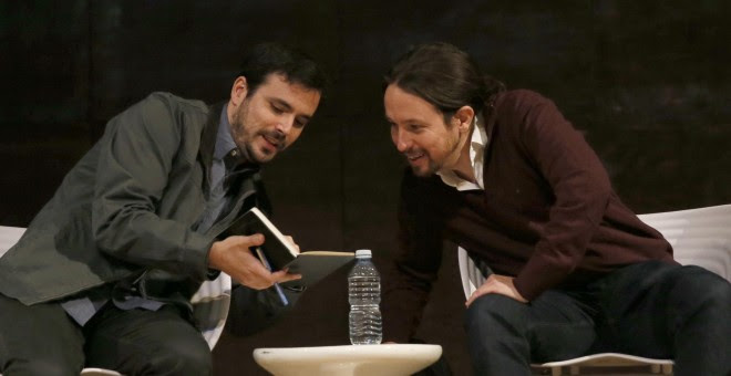 El secretario general de Podemos, Pablo Iglesias (d) y el coordinador federal de Izquierda Unida, Alberto Garzón (i), al inicio de un debate sobre el papel de las confluencias en el espacio político del cambio celebrado en Madrid. EFE/Mariscal