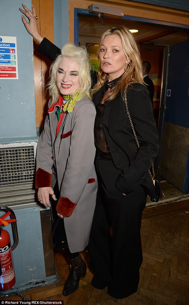 dupla dinâmica: Mantendo os acessórios em harmonia com o resto de sua roupa, Kate (na foto com Pam Hogg) só usava um superficiais alguns itens de ouro ao lado de uma bolsa de couro preto