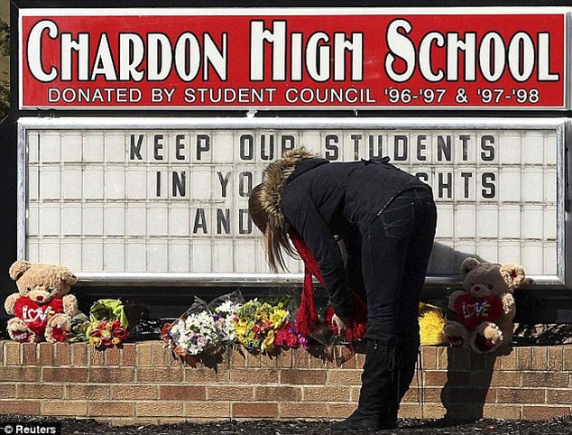 Luto comunidade: O tiroteio fevereiro de 2012, Chardon Escola Secundária deixou a pequena cidade de Ohio rural abalada 