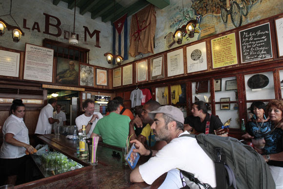 La Bodeguita del Medio, uno de los rincones más bohemios de la capital de Cuba y famoso por su cocina criolla, cumple hoy 26 de abril 70 años de vida. Foto: Ismael Francisco/Cubadebate.
