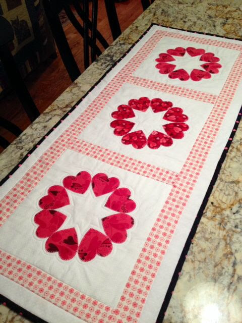 table runner: NEW 812 QUILTED VALENTINE TABLE RUNNER PATTERNS
