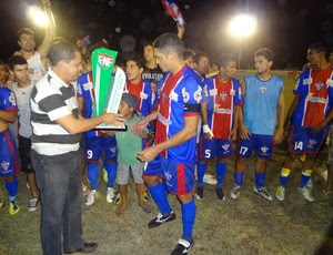 Capitão Robson recebe a taça de campeão da segunda divisão do RN (Foto: Jota Dantas/Cedida)
