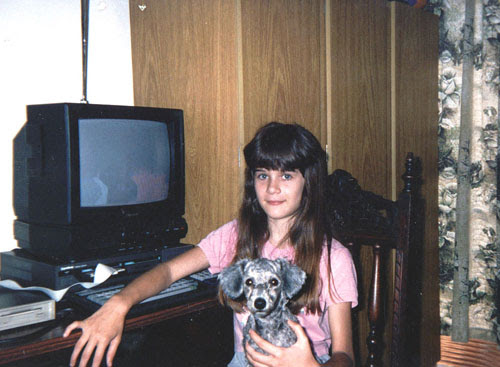 ila fox sentada ao lado do seu msx