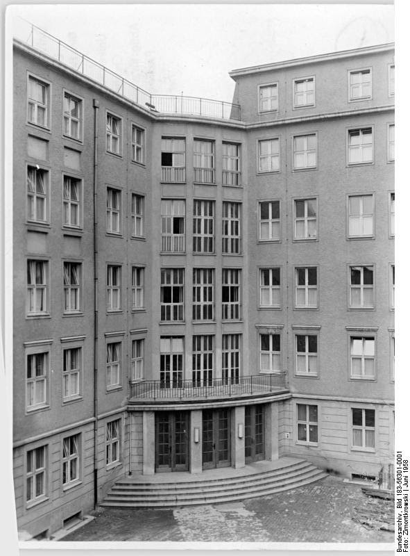 http://upload.wikimedia.org/wikipedia/commons/9/91/Bundesarchiv_Bild_183-56301-0001%2C_Berlin%2C_Krankenhaus%2C_Charit%C3%A9%2C_Hautklinik.jpg