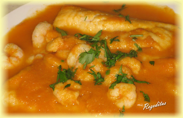 MERLUZA Y GAMBAS CON SALSA DE ZANAHORIA