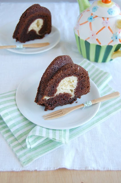 Cheesecake swirled chocolate cake / Bolo de chocolate com recheio de cheesecake