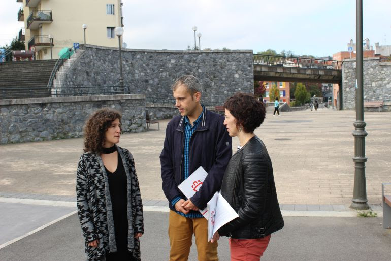 (De izquierda a derecha) la arquitecta Zuriñe Bengoa, Delegado de Bienestar Social, Sergio Corchon y Joana Regueiro, técnico de igualdad en el Ayuntamiento de Irún 
