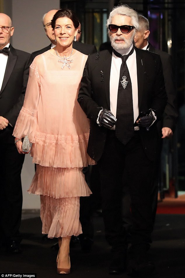 Mãe orgulhosa: a princesa Caroline de Hanover, 61, chegou para o evento com o estilista Karl Largerfeld. Ela não pôde deixar de sorrir com a feliz notÃcia das próximas núpcias de sua filha