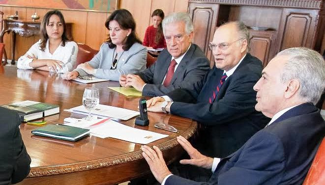 Eliziane com a bancada do PPS e o presidente Michel Temer: cobrança da obra da BR