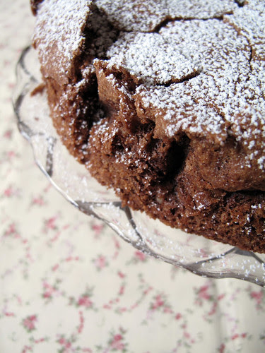 Torta al cioccolato, nocciole e fava tonka