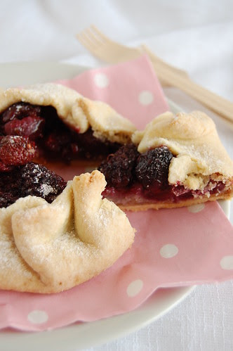 Free form cherry and blackberry pies / Tortas de cereja e amora