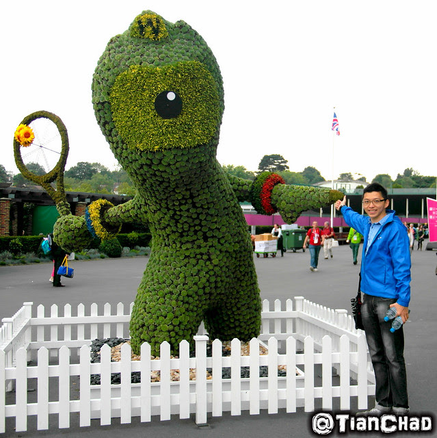 Amazing flower statue of the London 2012 Tennis Mascot Amazing flower statue of the London 2012 Tennis Mascot