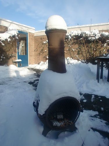 sneeuw op de tuinkachel